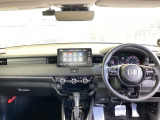 前方の見切りが良く、車両感覚がつかみやすい運転視界です。ボンネット先端まで把握しやすく、駐車やすれ違いもスムーズです。