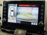 パノラミックビューモニター付きです。車両を上から見たような映像をディスプレイオーディオ画面に表示。運転席からの目視だけでは見にくい、車両周辺の状況をリアルタイムでしっかり確認できます。