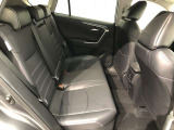 【後部座席】も当然、綺麗・清潔に仕上げております。内装の綺麗なお車は気持ちが良いですし、コンディションのいい車が多いです。これもオススメの1台です。