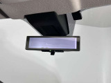 スマートルームミラーで後方の映像がルームミラーで確認できます。
