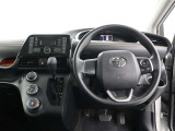 運転席側から見た写真です、お車にマッチングするように考えられたインパネデザイン!沢山のスイッチ類も運転される方が使いやすい位置に配置されていますね!