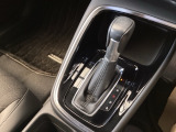シンプルでとても使いやすいフロアシフトに、パーキングブレーキは、電子制御パーキングブレーキです。