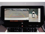 【パノラミックビューモニター】 後退時に車両の後ろ側を表示するだけでなく上から見たような映像で車庫入れなどバックする際に安心です。