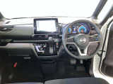 運転席は見やすく整理され、ナビも美しく装着され操作性にも優れています!