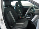 Audi車はどの車種も全てレザーハンドルです。そこにはAudiのこだわりがあり質感の高いレザーでしっかりと手に馴染み、高級感を演出します。