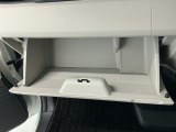 【グローブボックス】収納スペースが沢山あるので車内が散らからずに助かります。ちょっとした物を入れるのにいいですね♪