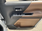 パワーウィンドウ装備です。運転席はオートになっているので、ワンタッチ開閉することが出来ます。