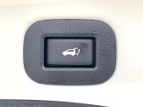 【パワーバックドア】スマートキーや運転席のボタンを押すだけでリアゲートが自動で開閉します!荷物を持っている時や、高い位置にあるバックドアを閉める際に便利な機能です♪
