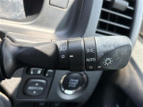 【オートライト(AUTO)】外の明るさをシステムが感知して、自動でヘッドライトが点灯します。ヘッドライトをつけ忘れを防ぐ便利機能です。