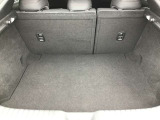 トランクルーム!後ろのシートは片方ずつ倒せます。乗る人や積む荷物に応じてアレンジが可能ですので多彩に使えてとても便利です。