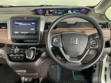 【ハンドル】運転にかかわる様々な操作を安全に行えるように視点移動が少なく操作性に配慮されたスイッチ類が凝縮されたコックピットです。