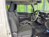 運転席まわりには十分なスペースがあり、大柄な方でもゆったり運転していただける環境です。