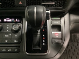 CVT車のセレクトレバーです。低速から高速まで、変速ショックのないスムーズな走りを実現するとともに、エンジン効率のよい領域を維持することで燃費にも貢献します。