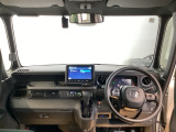 フロントガラスが大きく、ワイドな視界で運転もしやすくなるように設定されています。視認性のよいインパネ周りです。操作スイッチやカップホルダーも使いやすい位置に配置されています。