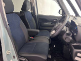 運転席も広くゆとりのある室内です