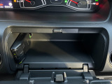 運転席の前には小物入れがあります!!