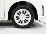 タイヤサイズは(165/65R14)でキャップ付きスチールホイールです。