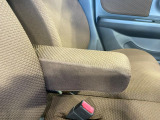 【アームレスト】運転中の身体の負担を軽減してくれるアームレストを装備♪
