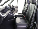 高いホールド性で運転姿勢が安定します。長距離ドライブでも疲れにくいのが魅力です。快適なドライビングライフをお送りください♪