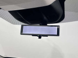 スマートルームミラーで後方の映像がルームミラーで確認できます。