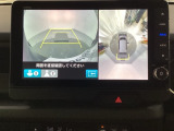 マルチビューカメラシステム搭載車です。お車の周囲を全方位でカバーします。後方・前方・両脇と、コンディションが悪い視界でもカラーモニターに映し出した映像がドライバーをサポートします。