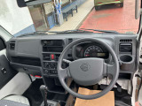 運転席まわり。シンプルな仕様です。