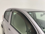 ドアバイザーも付いています。雨の日に少し窓を開けても、雨水が入りにくく、喫煙する方などにも強い味方です。