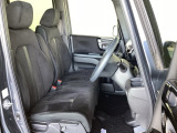 フロントシートはベンチシートです。ベンチシ―トは運転席と助手席の移動もスムーズ。狭い駐車場での乗り降りに便利です。