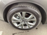 標準装備の純正18インチアルミホイール。タイヤサイズは215/55R18です。