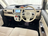 運転席まわりです。 各操作スイッチは使いやすい位置に配置されてます。