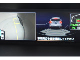 後退時、車体後部に装着されたソナーセンサーが障害物を検知。衝突の可能性がある場合は、警告表示と警報音で、段階的に注意を喚起します。