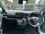 運転のしやすさを最優先に設計された見晴らしの良いインパネ。車両間隔が掴みやすく狭い道でも安心。