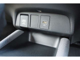 【USBジャック】運転中でもスマートフォン等の充電ができるUSBジャック付き!充電を気にすることなく、ドライブ中の音楽再生や通話等をお楽しみ頂けます!