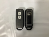スマートキーを装備しています。鍵を差し込むことなくドアロックの開け閉めと、スタートボタン操作でのエンジンスタートができます。スペアキーも同じものを用意しております。