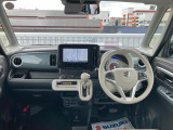 シンプルで実用的なインパネ。車速など情報を表示する【ヘッドアップディスプレイ】を搭載。