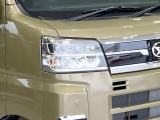 【LEDヘッドライト】悪天候や夜間走行時も良好な視界を確保し安心して運転できる高輝度LEDヘッドライトを装備!点灯速度が早く、消費電力も抑えられています。