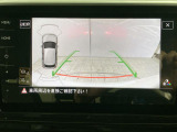 ギアをリバースに入れると車両後方の映像を映し出します。画面にはガイドラインが表示され、車庫入れや縦列駐車などの際に安全確認をサポートします。