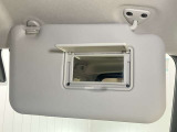 【運転席サンバイザー】鏡が付いているのでメイク直しなどにも便利★