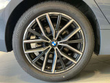 BMWの純正アロイホイールは軽量かつ強度にも優れているホイールで走行性能を引き上げる設計になっております。足元にもBMWは妥協がなくこだわっている個所になります。