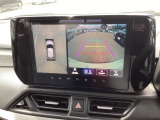 バックギアに入れますとご覧のような画像に自動的に切り替わります。車庫入れ時に役立ちます。