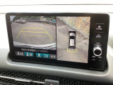 バックギアに入れますとご覧のような画像に自動的に切り替わります。車庫入れ時に役立ちます。