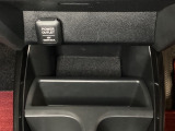 アクセサリーソケットはUSBのアダプターなどをつければ、スマホの充電にも使えます。周辺には物が置けるボックスがついています。