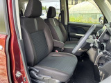 運転席に目立つ汚れやシミは見当たりません。