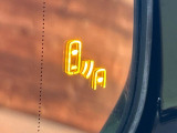 【ブラインドスポットモニター】走行中、ドアミラーの死角になりやすい箇所に後続車が接近するとサイドミラーのレンズに警告を表示!ドライバーに注意喚起をしてくれます。
