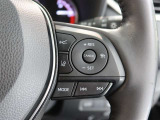 アダプティブクルーズコントロール機能付きです。走行中に先行車の様子を検知しながら、設定した車速の範囲内で先行車との距離のキープを支援します。詳細は販売店スタッフまでおたずねください。
