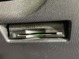 【ETC】有料道路を利用する際に料金所で停止することなく通過できる、ETC車載器(ノンストップ自動料金収受システム機器)が装備されています。セットアップを行うことで利用可能になります。