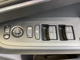 運転席ドアには、ドアミラーの角度調整スイッチとパワーウインドウスイッチを配置。手元で直感的に操作でき、運転中の使い勝手を高めています。