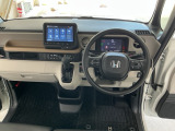 【前方視界】開放的な前方視界!運転がしやすく疲れにくいです♪窓が大きく、見通しがとっても良いおクルマですよ♪