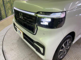 【LEDヘッドライト】悪天候や夜間走行時も良好な視界を確保し安心して運転できる高輝度LEDヘッドライトを装備!点灯速度が早く、消費電力も抑えられています。