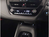 お車のキーはスマートキーです。キーを身につけた状態で車に近づき、ドアロックの解錠や施錠操作が出来ます。雨の日など両手がふさがっている時など、とっても便利ですね。